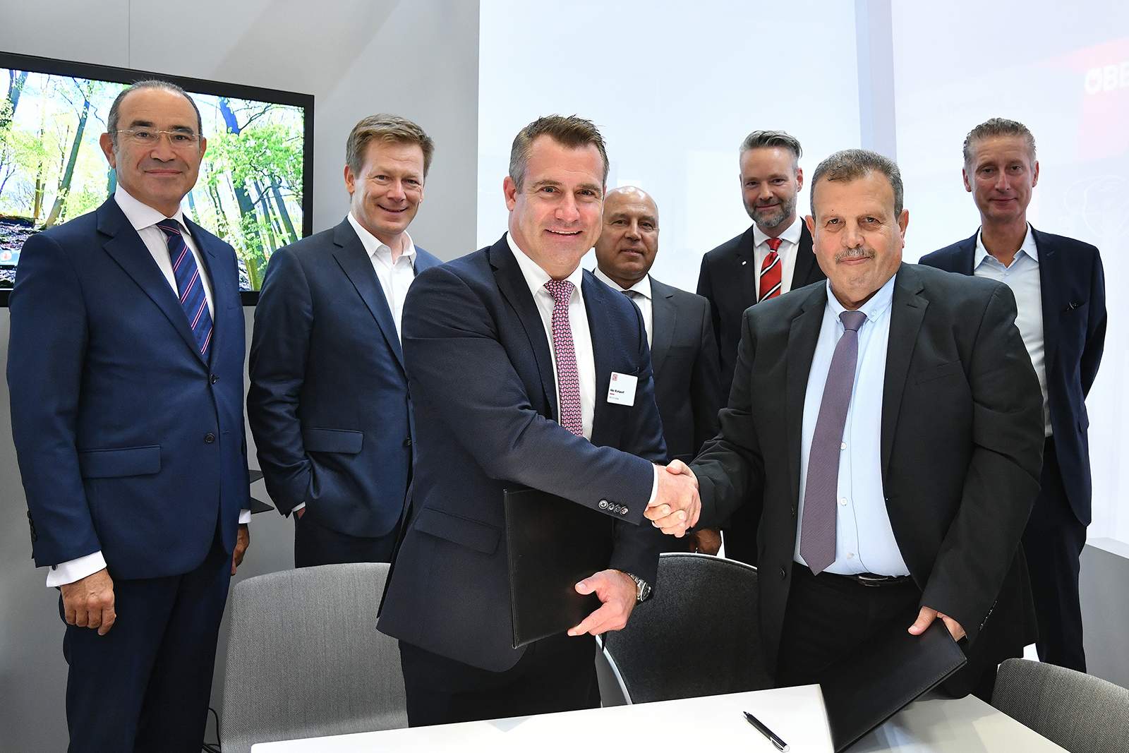 InnoTrans 2022_handshake after signing the contract