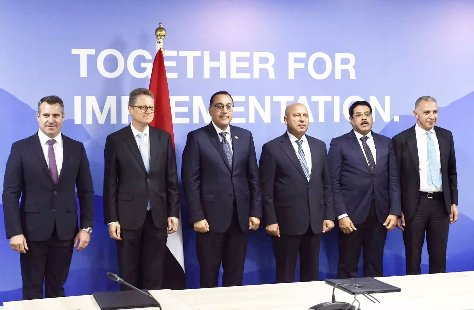 Suez Canal on rails: signing ceremony in Sharm el-Sheikh; Niko Warbanoff (CEO DB E.C.O. Group), Frank Hartmann (German Ambassador), Mustafa Madbuli (Prime Minister), Kamel al-Wazir (Minister of Transport), General Sherif Hassan Lail (Chairman NAT), Ahmed Elsewedy (President and CEO Elsewedy Electric)