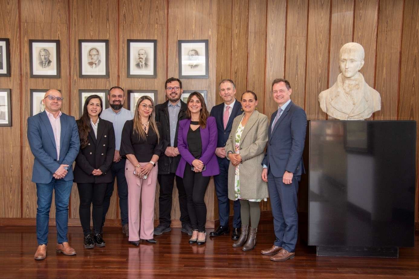 Letter of Intent between UNAL and DB Rail Academy signed on 27.01.2023. In the picture: Alejandra Guzman, Andrea Rojas. Camilo Rios, Jeniffer Hamon, Cristian Rincon, Stefan Geisperger, Carlos Alberto Moncada Aristizabal