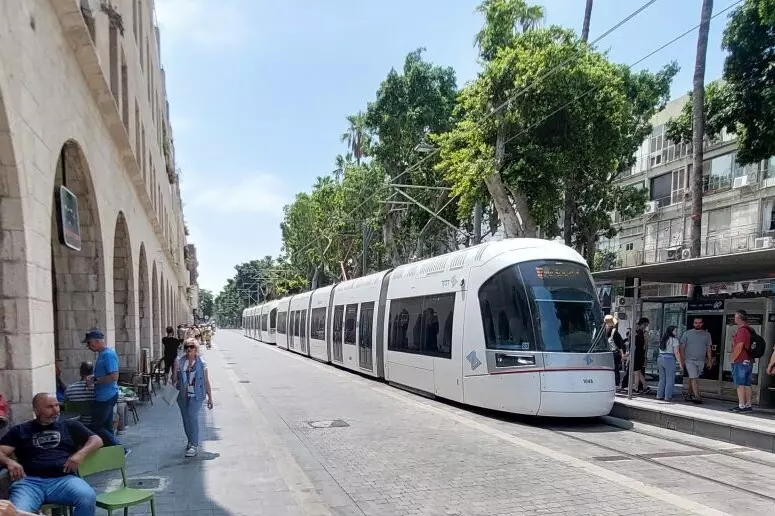 Stadtbahn Tel Aviv während der Fahrt durch die Stadt