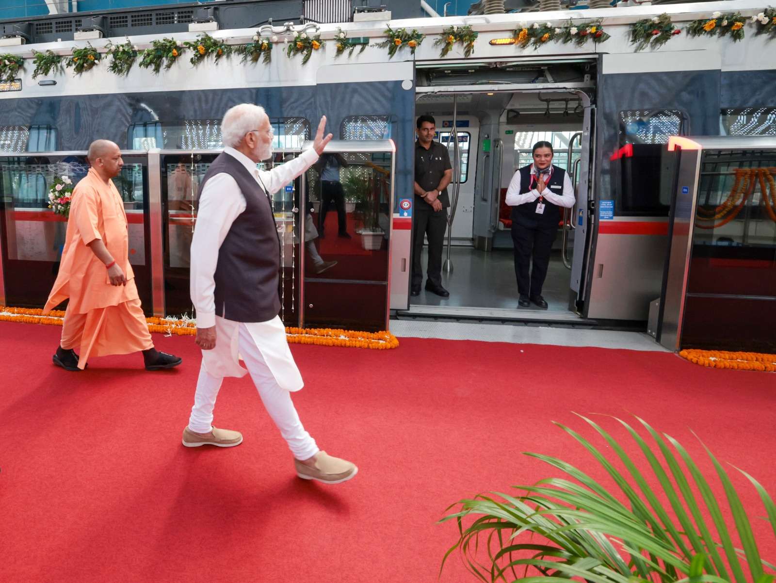 Schnellbahnnetz Indien Modi vor geschmücktem Zug