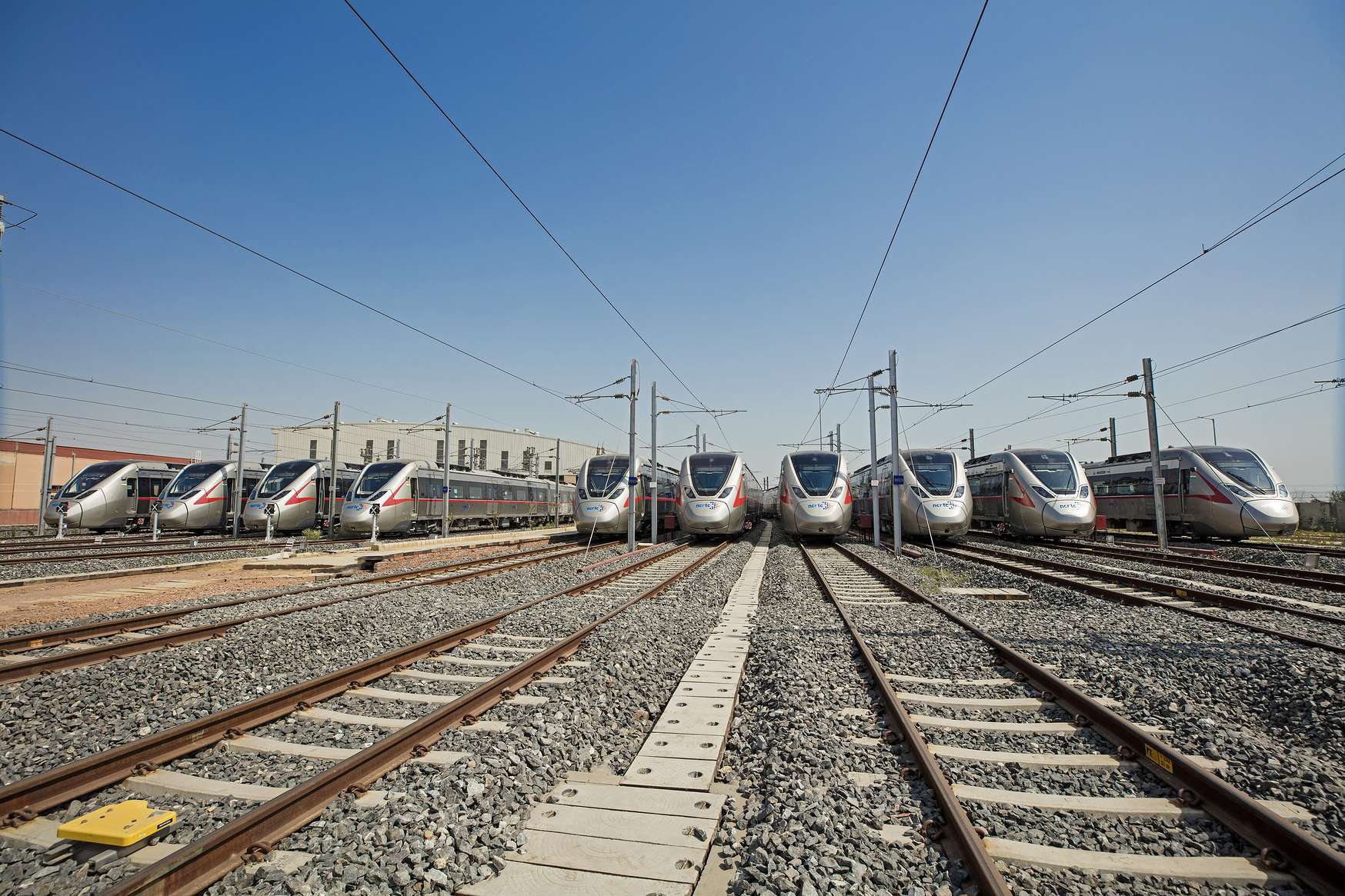 Schnellbahnnetz Indien RAPIDX Züge vor Depot