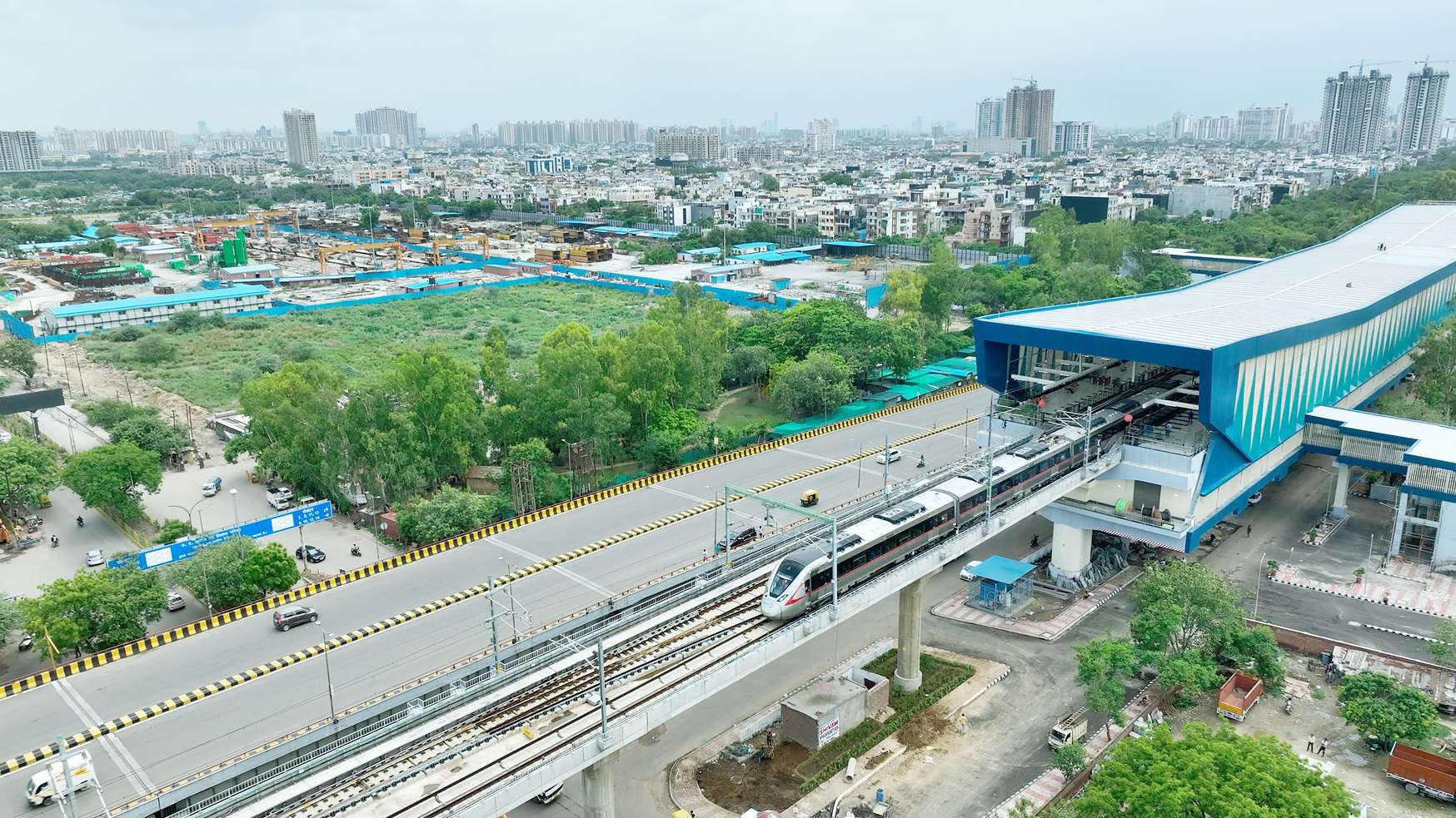 Schnellbahnnetz Indien Zug verlässt Sahibabad Station