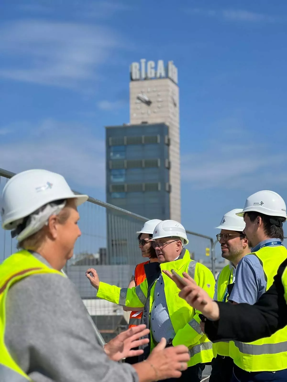 Delegation's visit to important construction sites